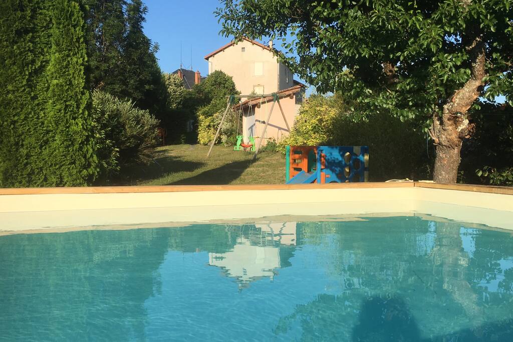 piscine commune famille du propriétaire et hôtes du gite les jeux dans le jardin des propriétaires