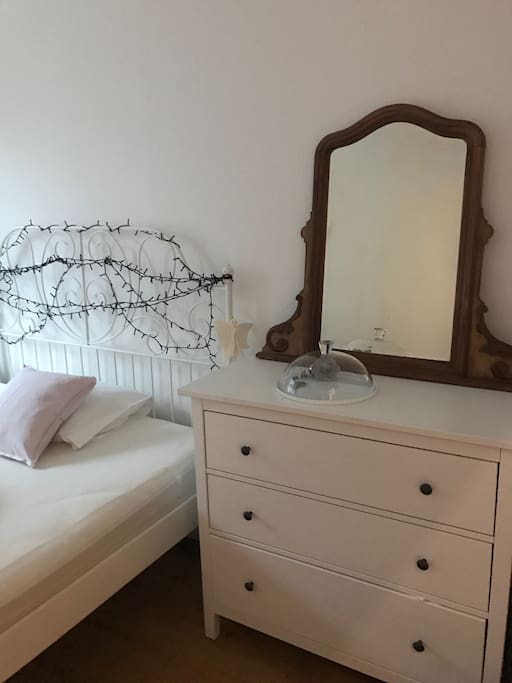 Kommode und Spiegel im Gästezimmer