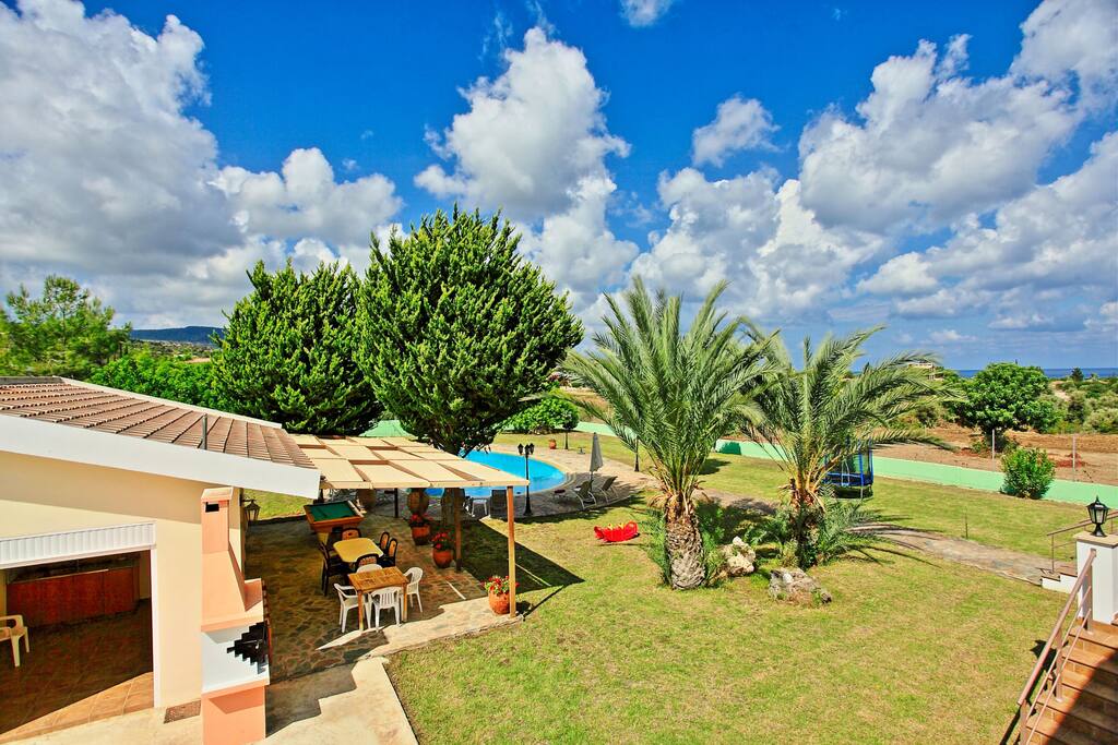 The bbq and outside terrace