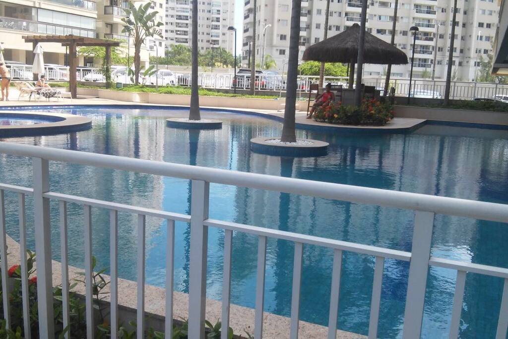 Área comum com piscina, churrasqueira, fogão a lenha, sauna com jacuzzi, academia, salão de festas, área infantil, sala de reuniões, estacionamento.