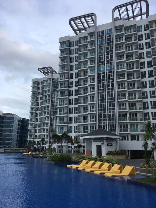 A beautiful infinity pool awaits you with a relaxing atmosphere and awesome view.