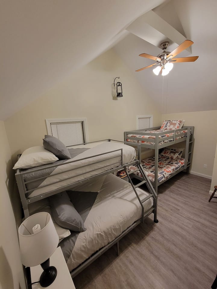 Двокреветна соба над Full Bunk и Twin над Twin Bunk. Под полн кревет има бебешка порта, ограда за кревет и пакување и игра.