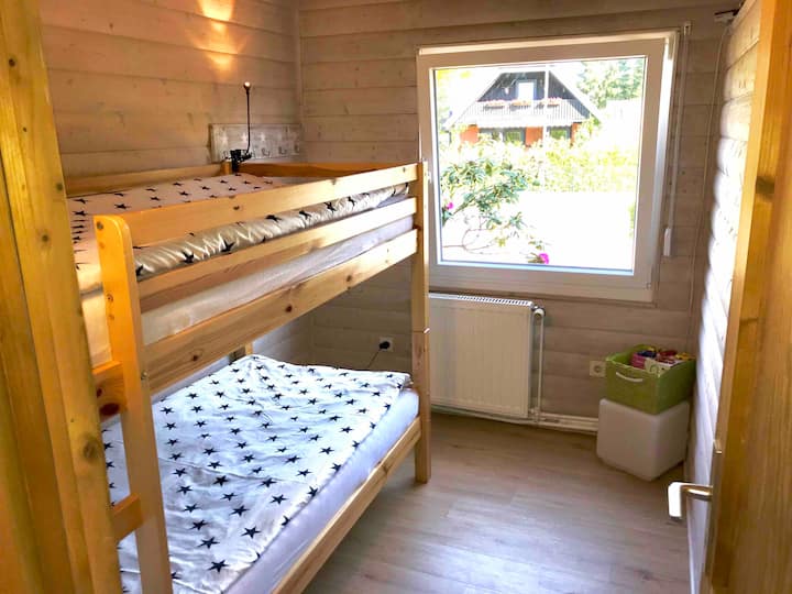 Спална соба 2 (детска соба), простор за спиење 90 см х 200 см секоја