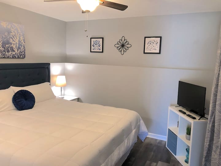 ห้องนอนที่ได้รับการอัพเกรดพร้อมเตียงคิงไซส์และทีวีพร้อมแพ็คเกจเคเบิล