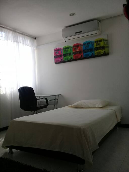 cama semi doble con aire acondicionado.
