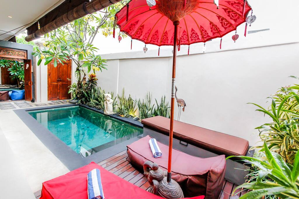 Seating pool view