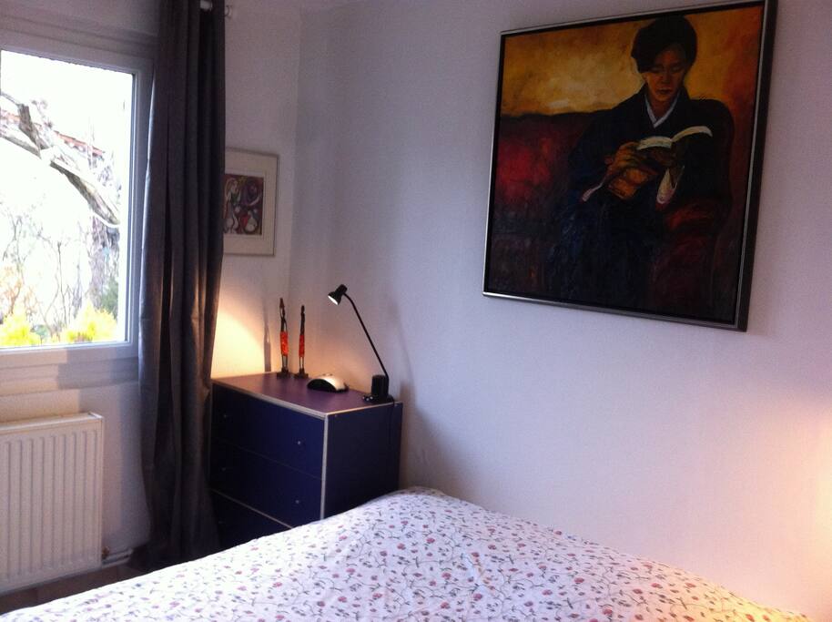 Chambre ensoleillée,
grand lit 2 places
(160x200), armoire, commode et table de chevet pour vos rangements