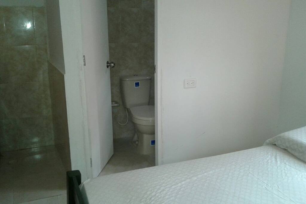 Habitación con baño privado.