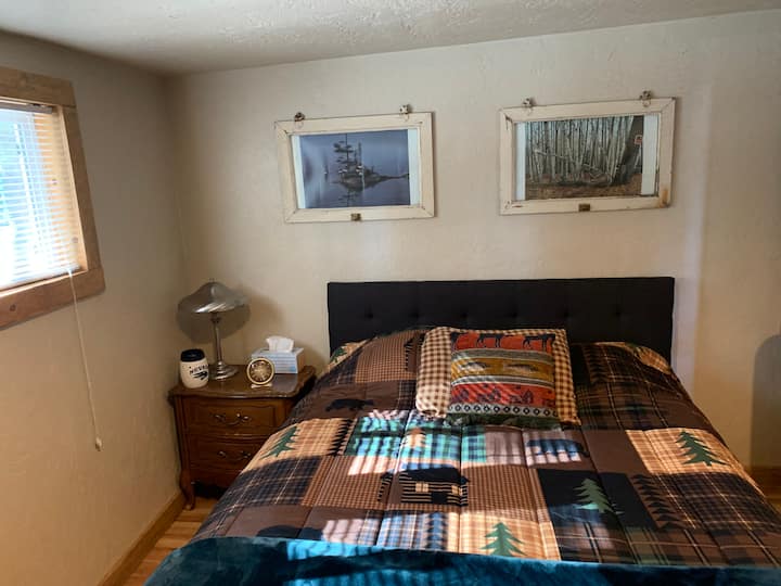 בחדר השינה הראשי בקומה הראשית יש מיטת קווין סייז. 