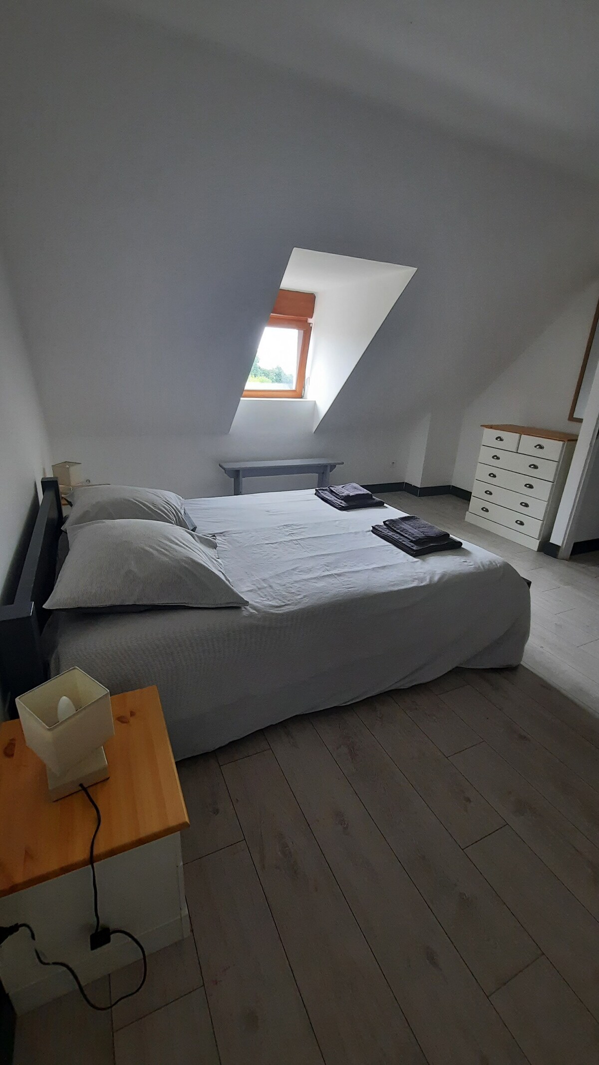 Habitación con cama doble y bz