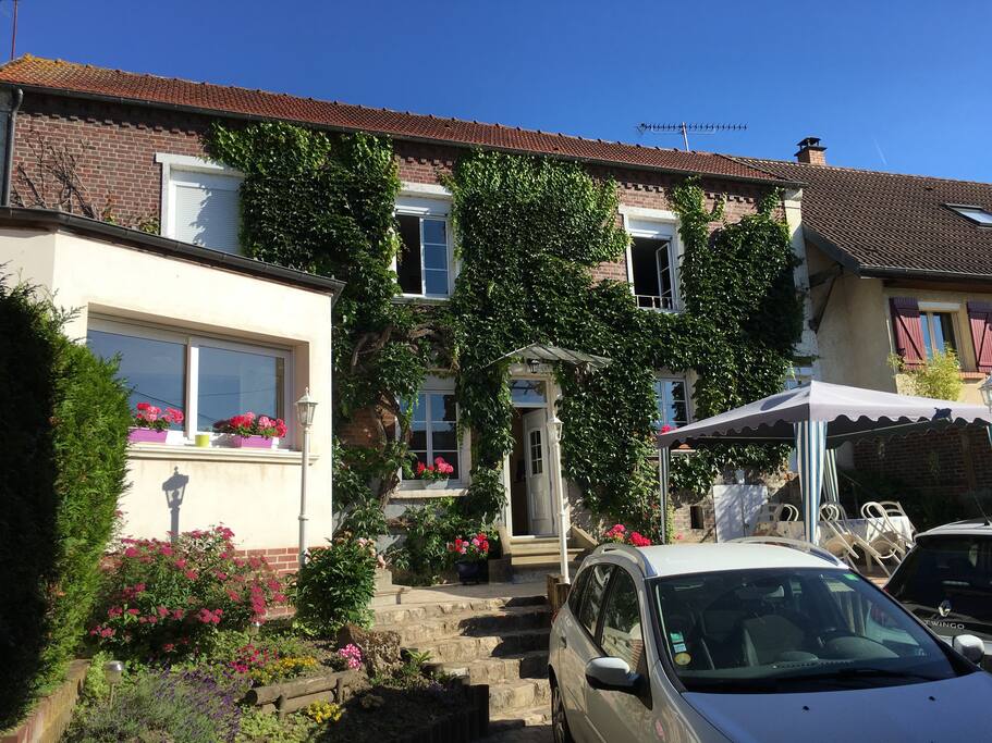 Parking sécurisé dans petite cour fermée (3€ par nuit)