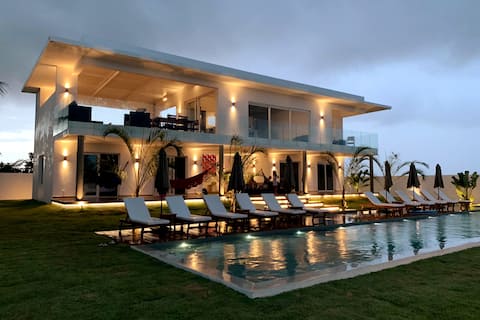 Ocean view villa, giant pool 100 m from the beach
