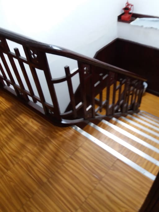 Tramo de escalera de acceso a la planta donde está la habitación