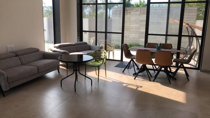 غرفة معيشة بها 2 أريكة وطاولة مركزية 