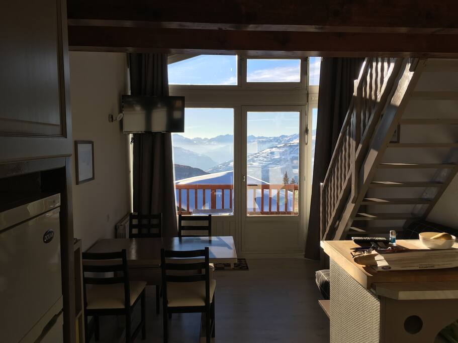 Pièce principale avec vue sur la vallée