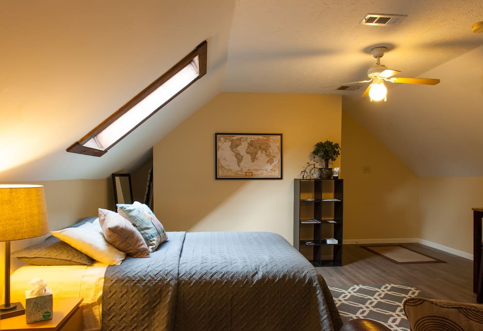 The room is nice and spacious with plenty of room for all your things. Private entrance allows you to come and go as you please