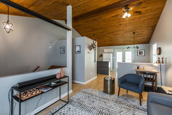 Chic Hartland Townhome with 5.1 Theater