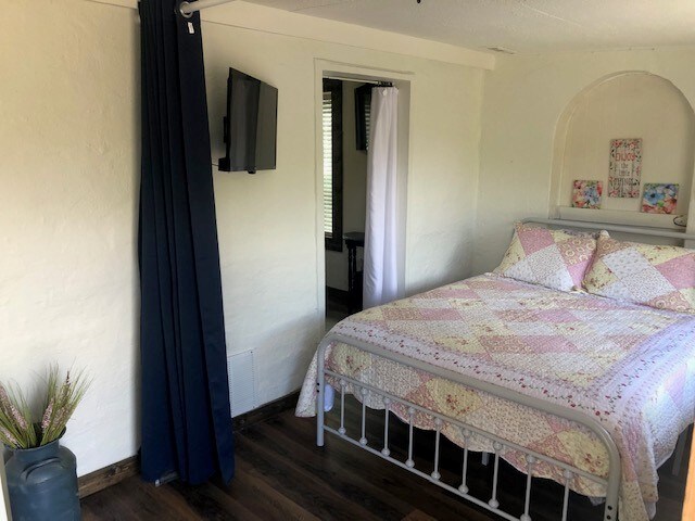 Spavaća soba 1 ima bračni krevet (1,6x2) s bežičnim internetom/TV-om.