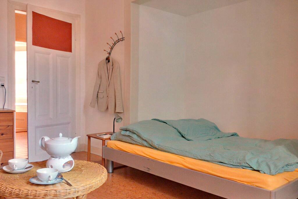 In dem Bett (140 cm) kannst Du allein oder zu zweit übernachten.