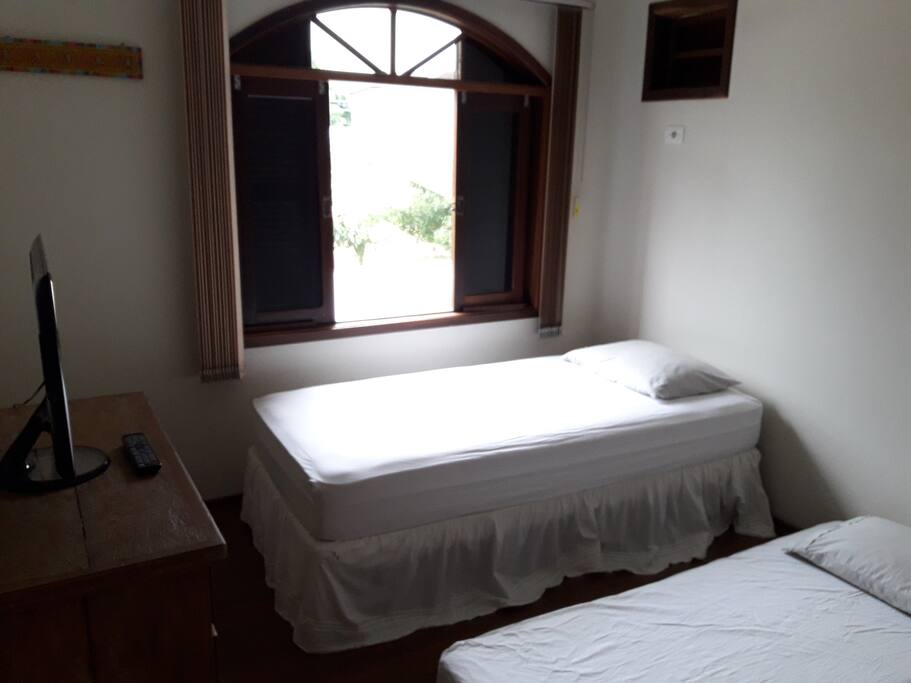 Quarto com 2 Camas de Solteiro (Bicama)