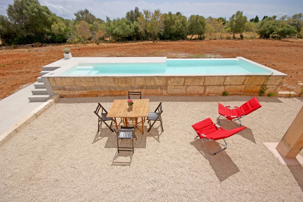 Mobiliario exterior y piscina