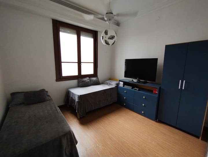 Საძინებელი 3 საწოლით 1 ადგილიანი დამატებითი ლეიბით, სათამაშო სადგური 4 და 49"-იანი ტელევიზორით