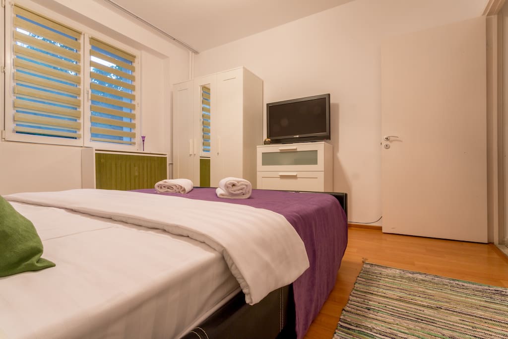 Bedroom with queen size bed