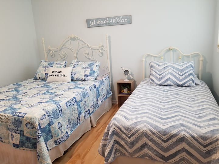 Second bedroom Queen & Twin