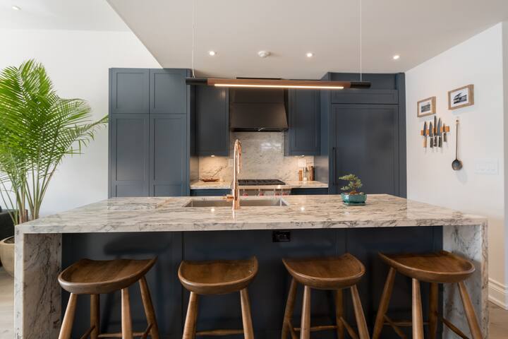 Luxury Modern House: Hot Tub, Gym & Steam Shower gallery image 2