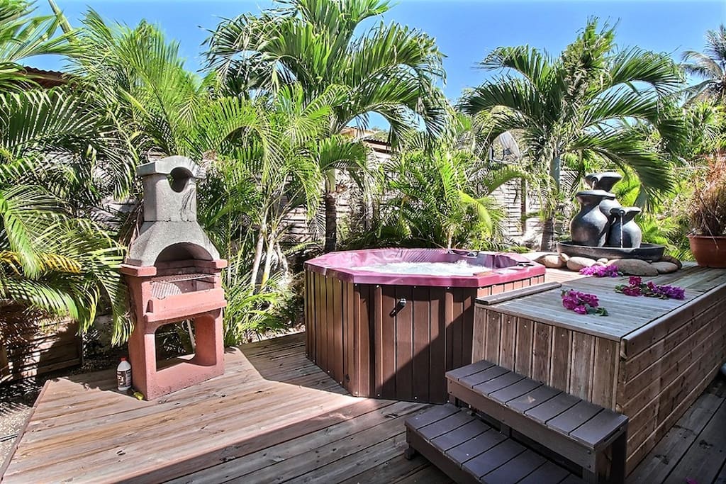 Barbecue, Terrasse et jacuzzi privatif dans votre logement de vacances en Guadeloupe