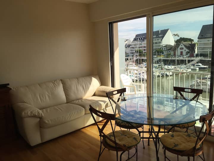 Salónik je svetlý. Pohodlná pohovka na obdivovanie prístavu. Je konvertibilný. Zo stola v obývačke si vychutnávame výhľad na lode.
 Stôl so sklenenou doskou zvýrazňuje predstavu o priestore