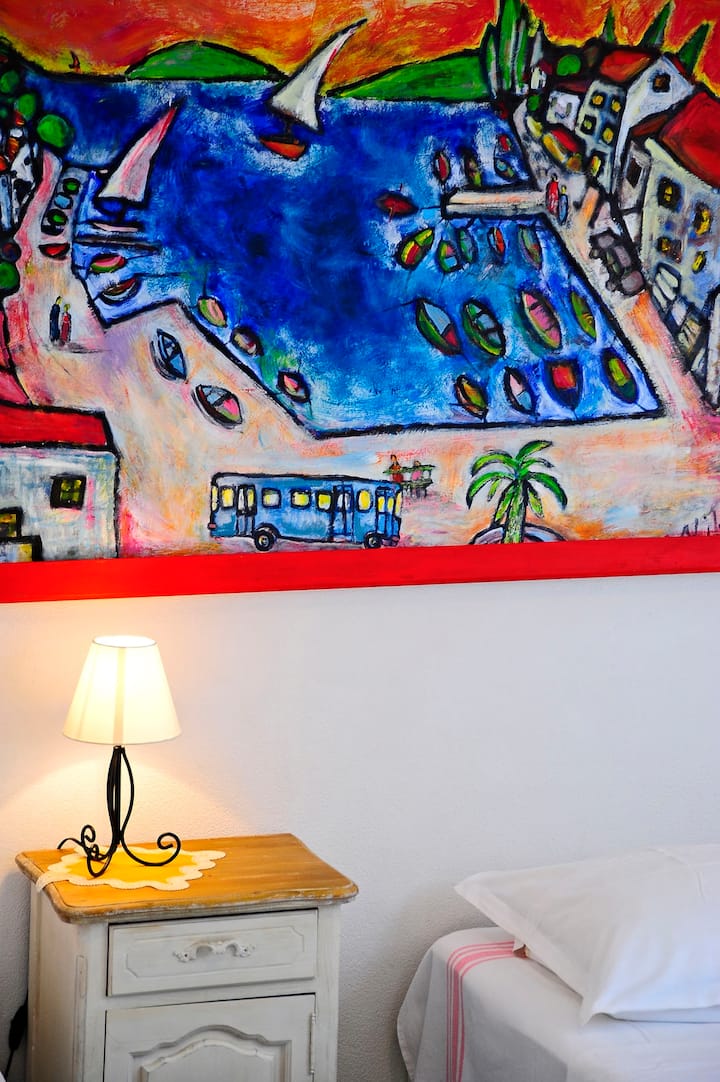 卧室位于东部，配备两张独立的床。