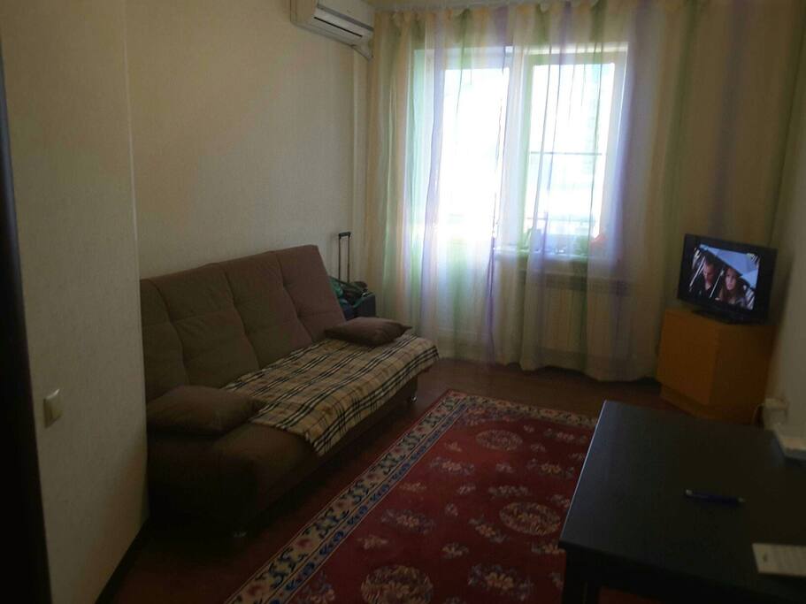 Комната и выход на балкон