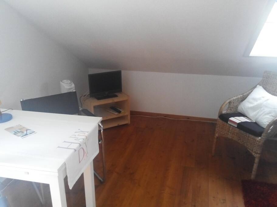 Arbeitsbereich und Fernseher