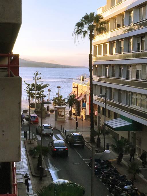 Vista desde el salón con el mar de fondo