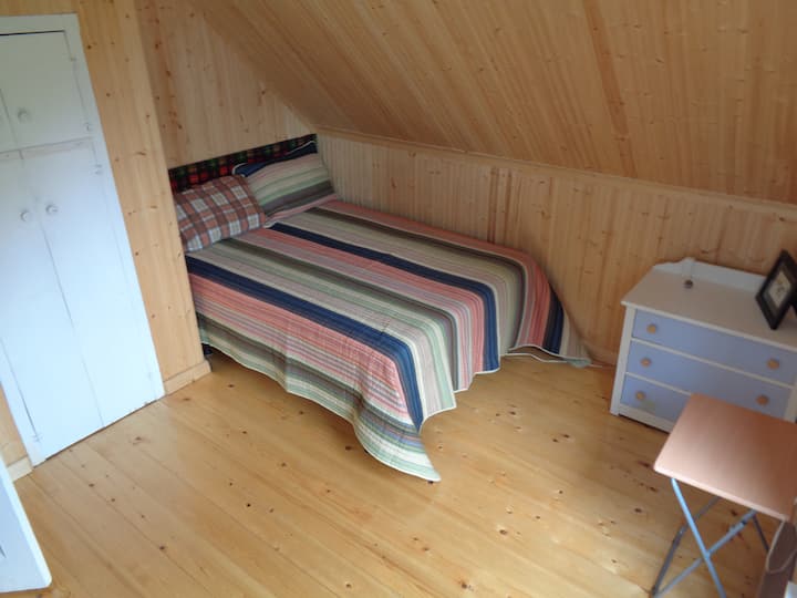 เตียงคู่ในห้องที่มีขนาดเล็ก