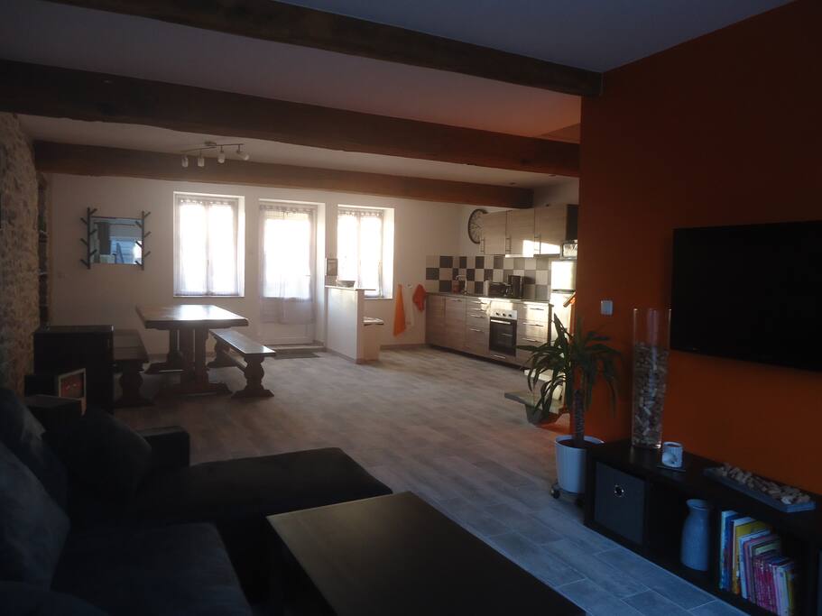 Grande pièce à vivre salle - salon - cuisine équipée