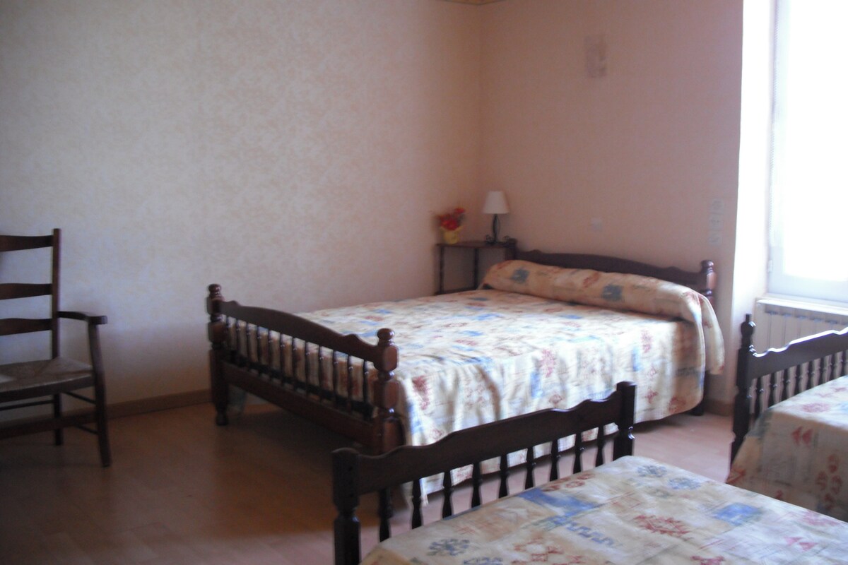 ห้องนอน 2 พร้อม 3 เตียง: (1 เตียงขนาด 140 และ 2 เตียงขนาด 90 เตียง)