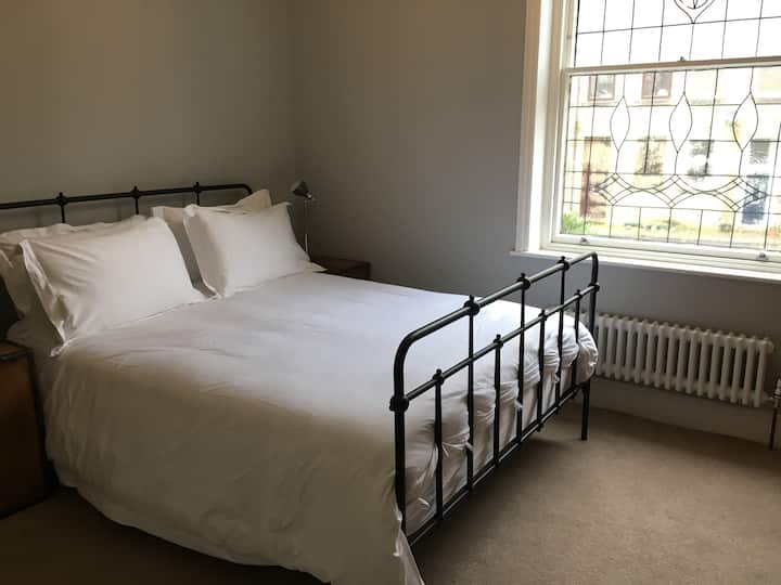 غرفة النوم الرئيسية