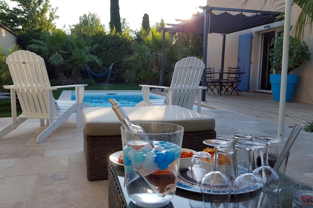 Belle Vue de notre salon de jardin : idéal pour les après midis au bord de la piscine ou Les petits apéros le soir entre amis ...
