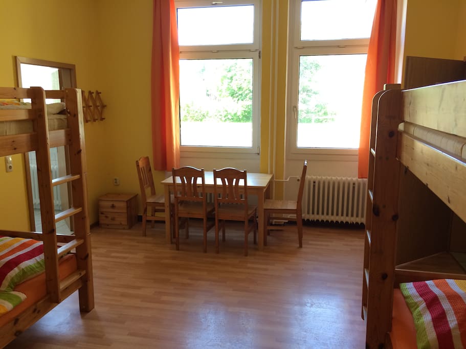 Privatzimmer, links Privat Bad, rechts Ausgang zur Küche und Aufenthaltsraum