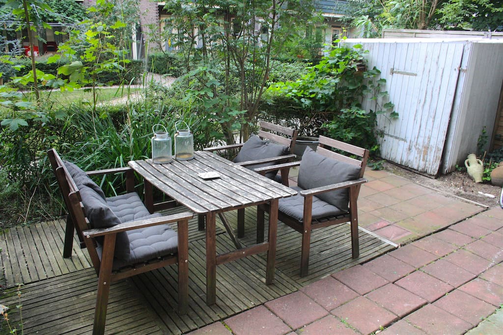Quiet garden with sitting possibility