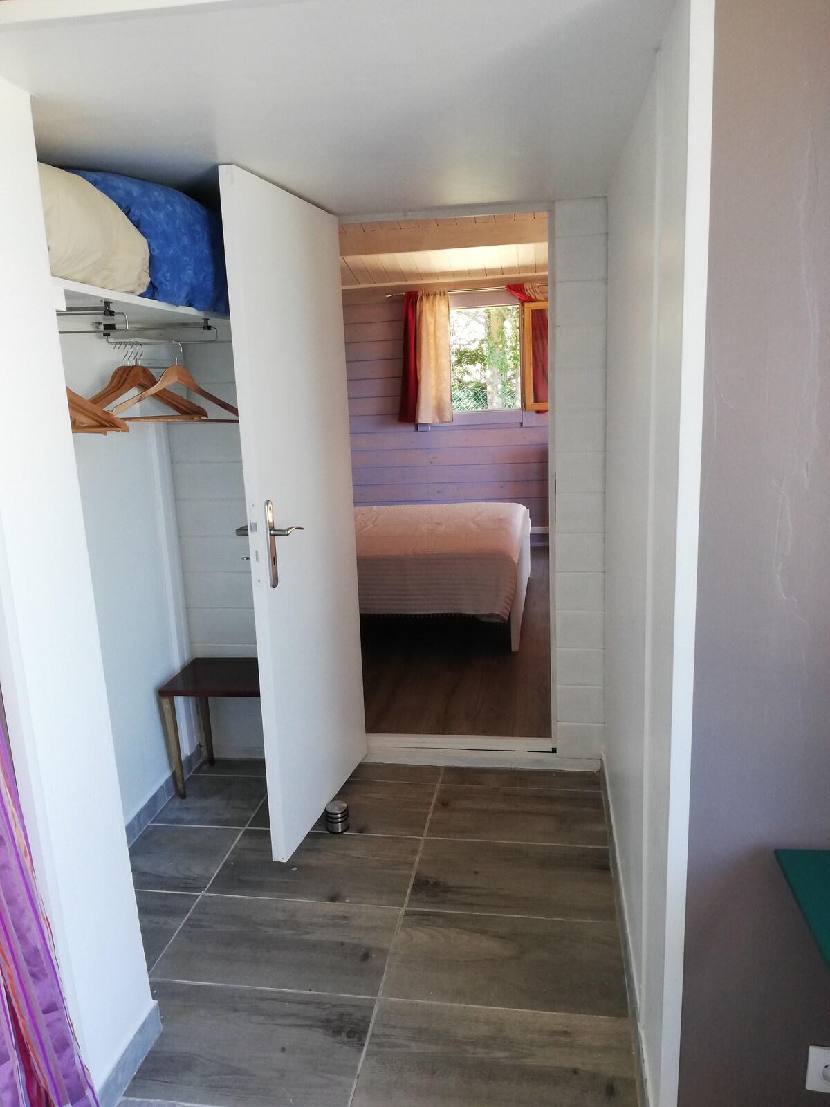 airlock between the living area and the chalet, with wardrobe