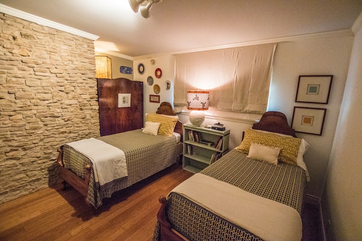 Ორადგილიანი ოთახი უშუქო ჩრდილით.