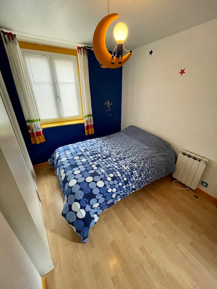 Საბავშვო საძინებელი, პატარა მყუდრო ოთახი დიდი ორადგილიანი საწოლით და დიდი სასრიალო კარის კარადა.