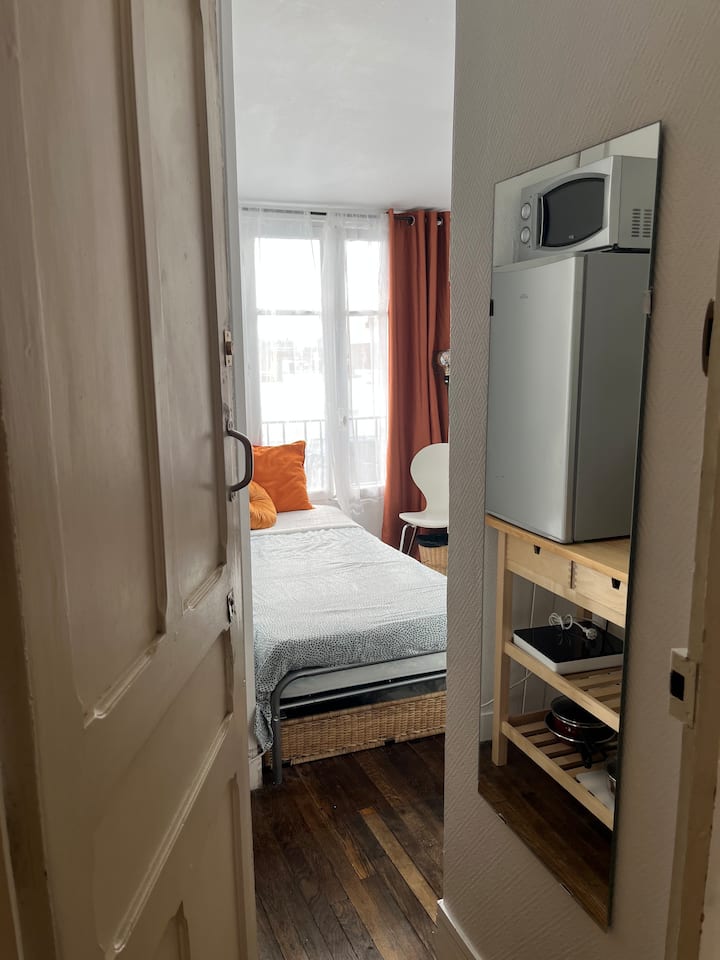 Very Cozy studio in Montmartre