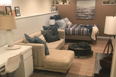 Charming 9th & 9th Guest Suite