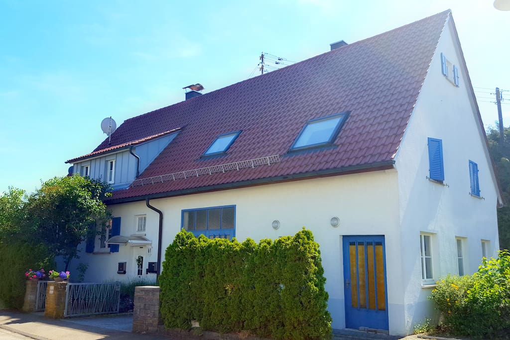Nicht zu verfehlen: "Das Haus mit den blauen Fensterläden". Die Ferienwohnung befindet sich im ersten Stock des Hauses.