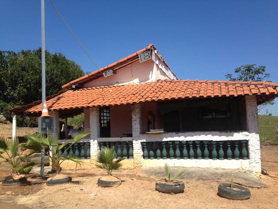 Rodovia Muzambinho a Caconde km 3 Bairro rural: Harmonia Wattzap (35) 9 9967 2727
Casa possui: 01 banheiro com chuveiro quente, 01 cozinha, 01 quarto, ducha fria externa, garagem para 01 carro, área para acampamento.
Possui: 01 geladeira, 01 fogão, churrasqueira, 01 mesa, 01 armário com vários utensílios doméstico, piscina formato feijão, cavalo com sela para cavalgadas.