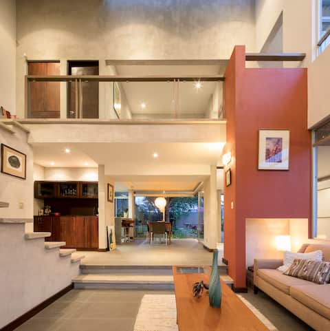 Cozy Tropical Loft, strategically located.